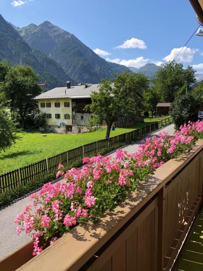 Pension & Ferienwohnungen Haus Edelweiss Holzgau Exterior photo